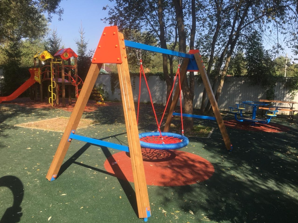 Специалисты завершили комплексную реконструкцию детской площадки в деревне Красная Пахра. Фото: администрация поселения Краснопахорское