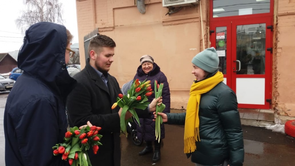 Активисты из Марушкинского провели поздравительную акцию. Фото: официальная страница Спортивно-досугового центра Маяк в социальных сетях