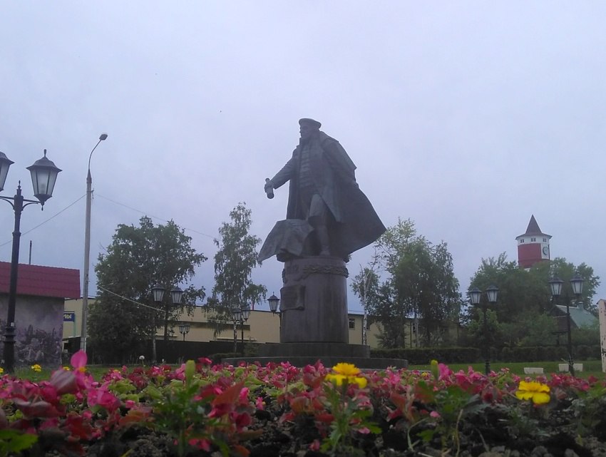 Цветы у памятников в Краснопахорском планируют высадить до начала майских праздников. Фото: администрация поселения Краснопахорское