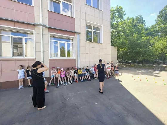 Сотрудники Госавтоинспекции Новой Москвы провели мероприятие для детского школьного лагеря 