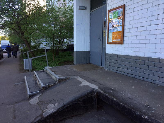 Специалисты приступили к ремонту подъездов многоквартирных домов в Сосенском