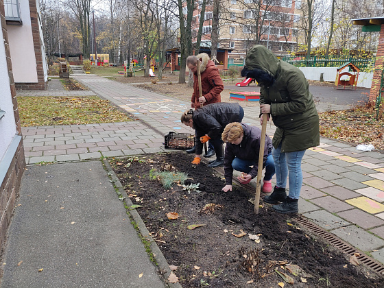 Представители Молодежной палаты Мосрентгена высадили тюльпаны 