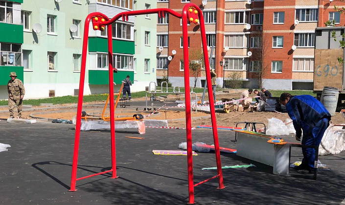 Монтаж объектов на детско-спортивной площадке начался в Красной Пахре 