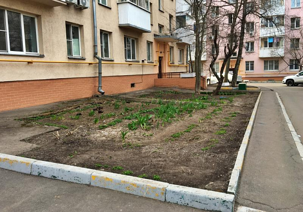 Тротуар вблизи жилых домов приведут в порядок в Киевском 